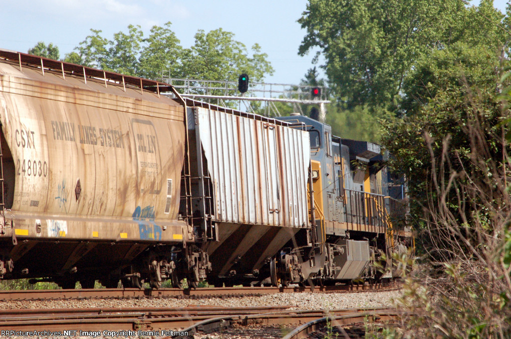 CSX 5238 and 7318 lead a southbound with a clear signal at the south end of Woodland.  